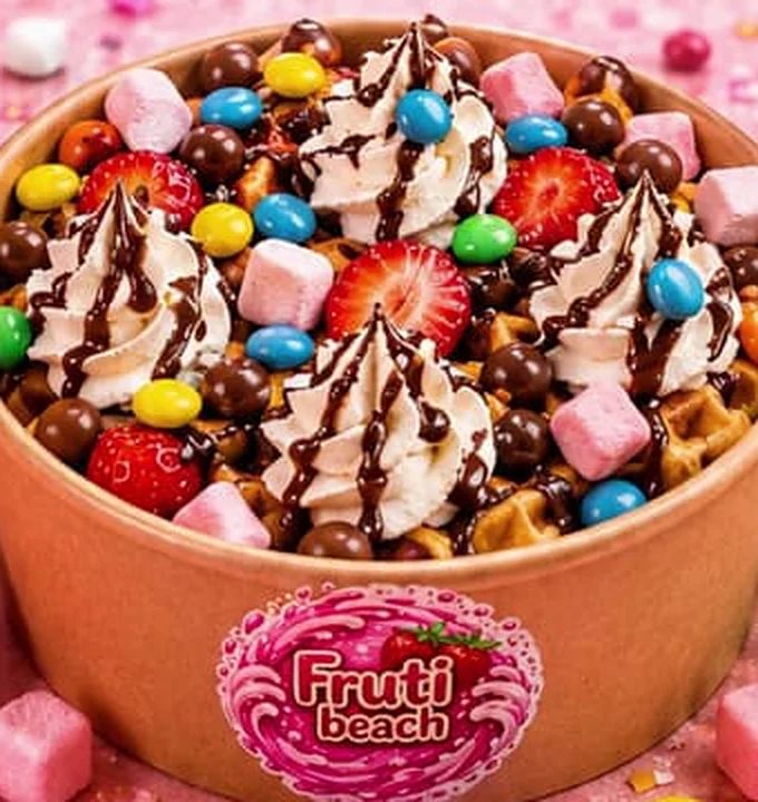 Bowl de mini waffles con crema, chocolate y frutillas